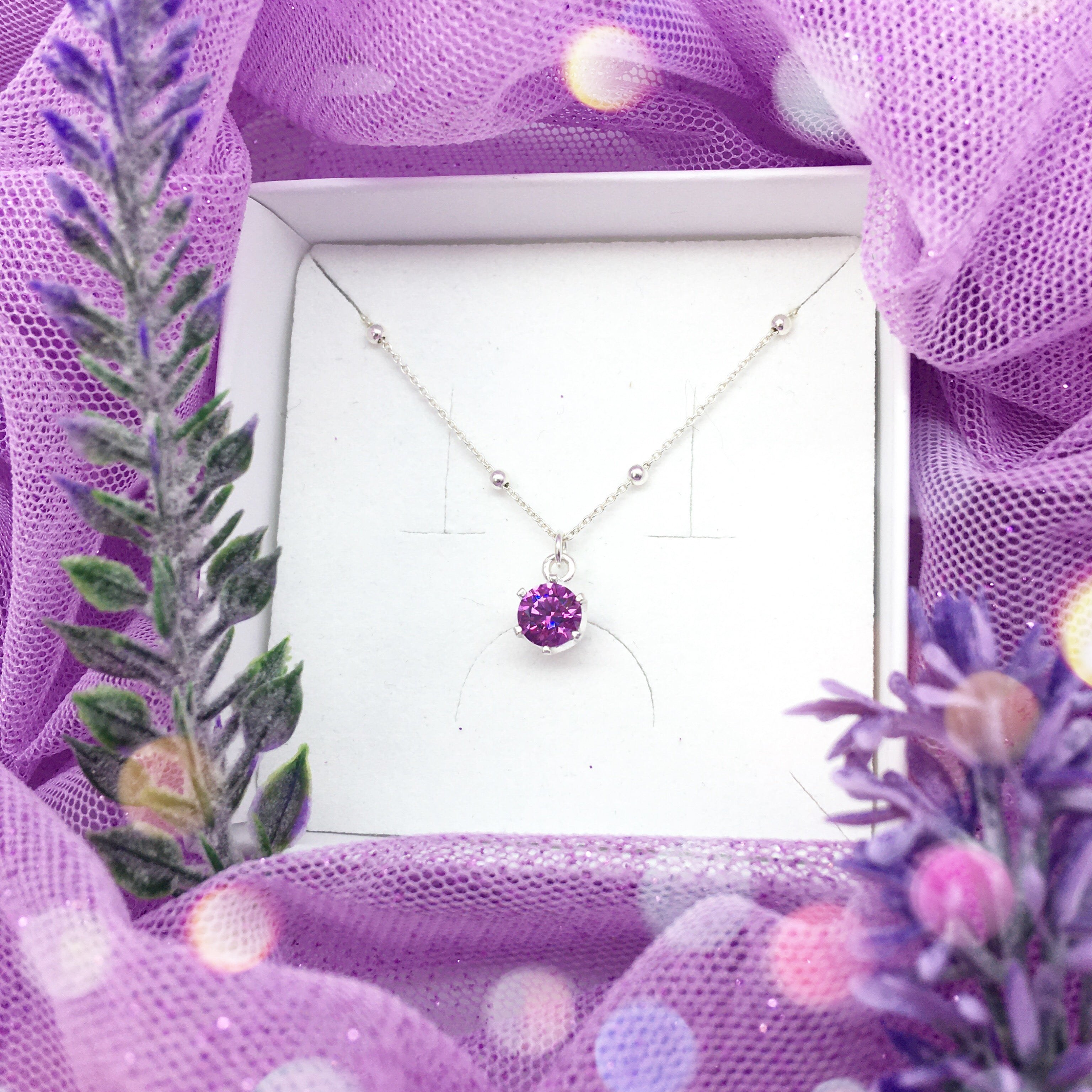 Colgante choker Swarovski en caja, cadena plateada con cristal morado redondo