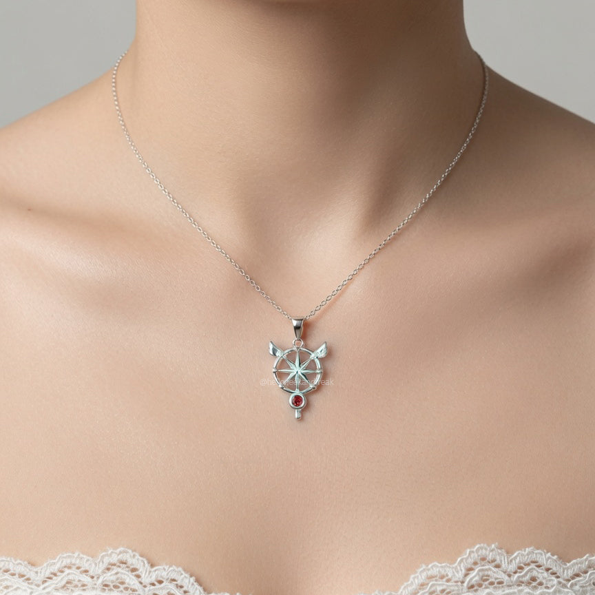 Colgante de llave plateada con piedras transparentes y cadena fina