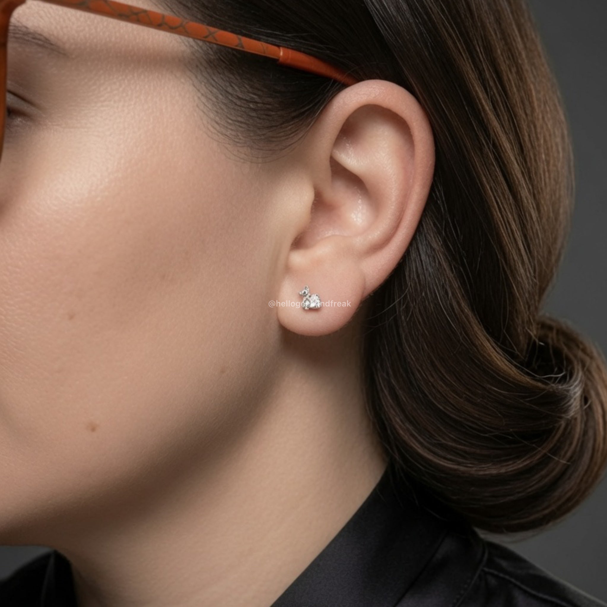 Pendientes pequeños con motivo de zorro, acabado plateado, estilo discreto