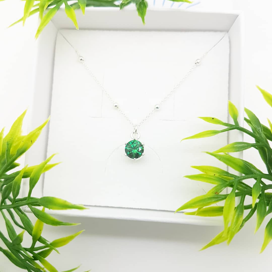 Colgante choker Swarovski con cristal verde en colgante circular