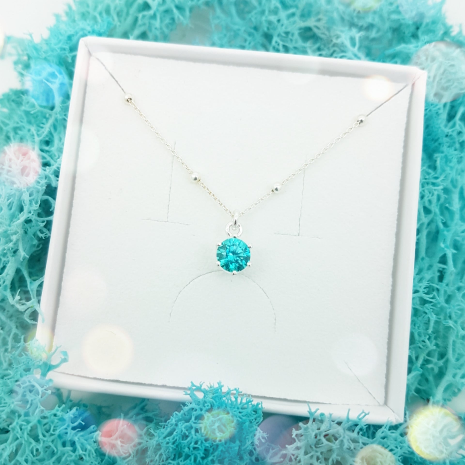 Colgante choker Swarovski con cristal turquesa en colgante circular