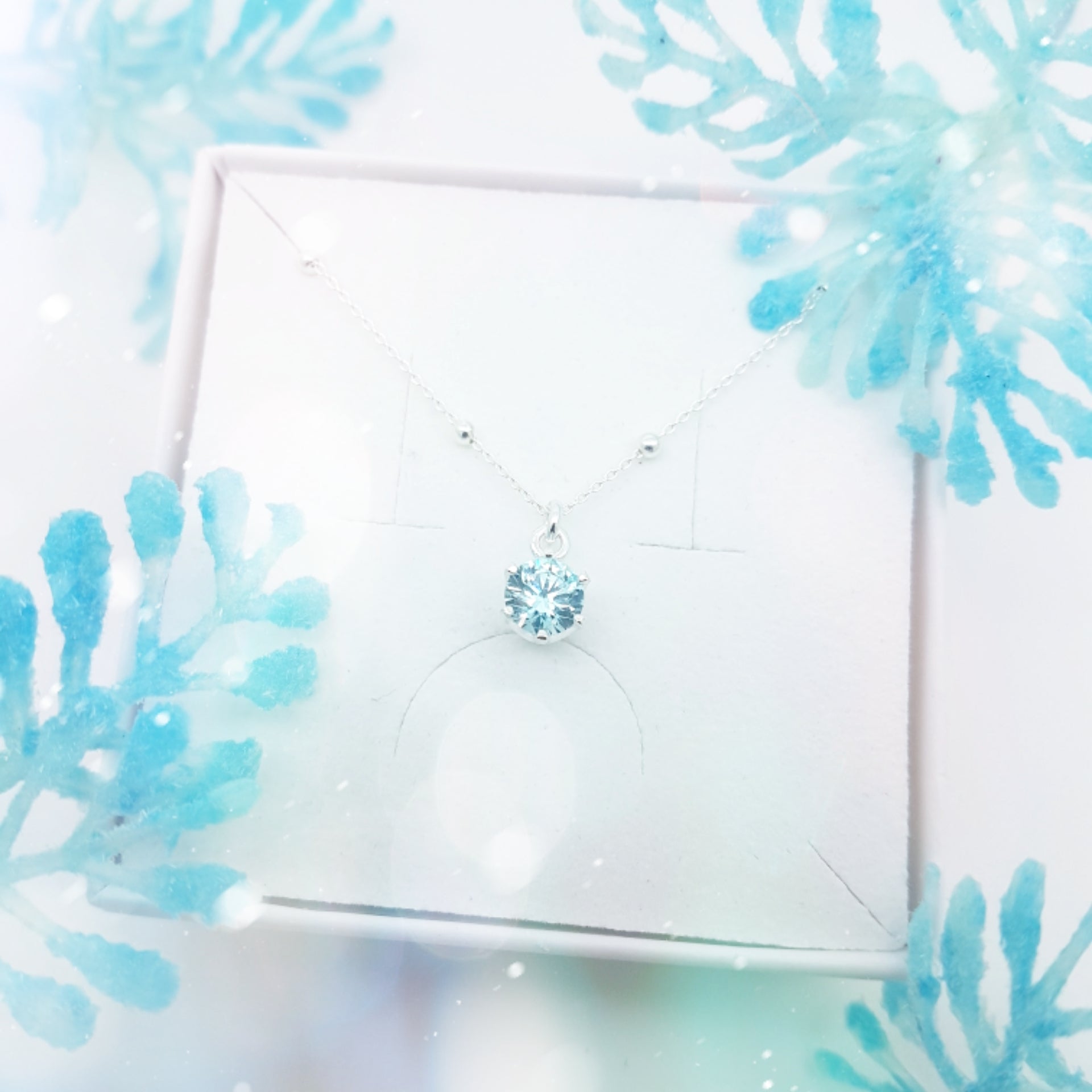 Colgante choker Swarovski con cristal azul claro en colgante circular