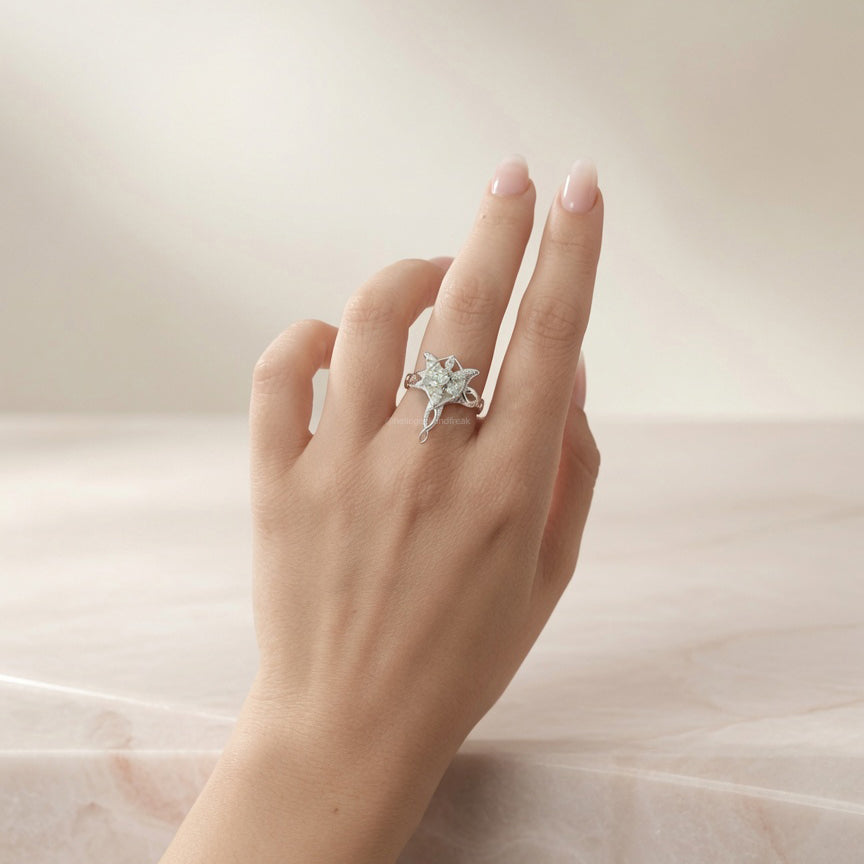 Anillo de estrella plateada con piedras, en la mano