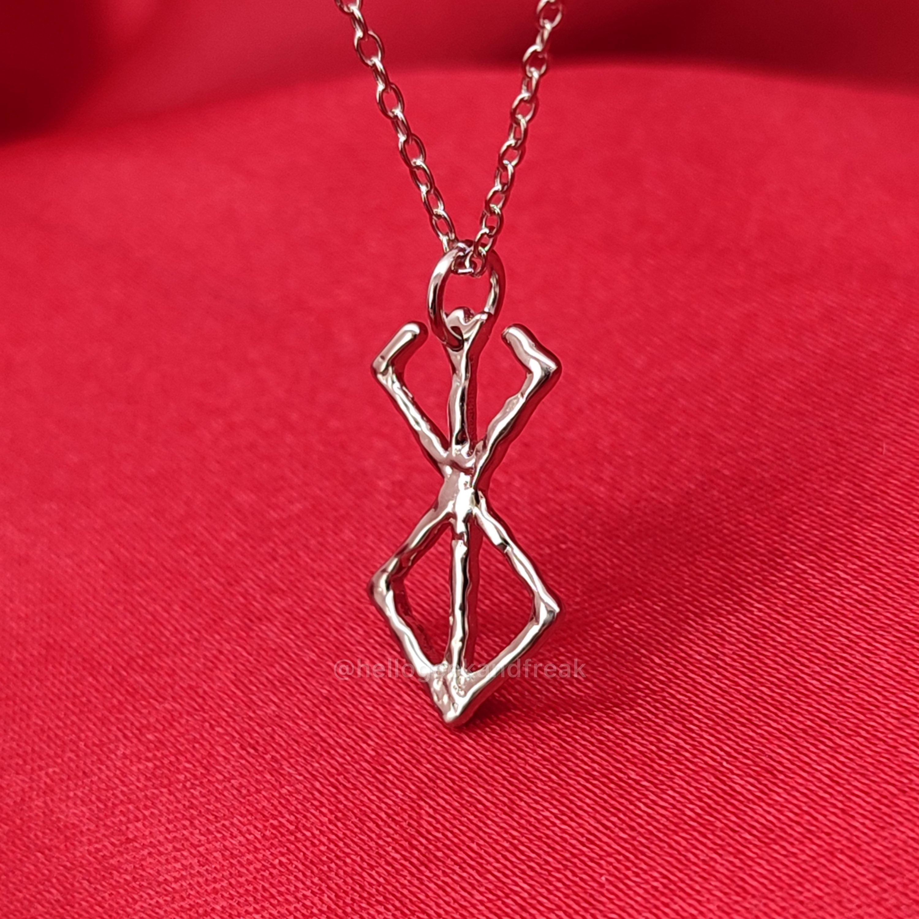 Colgante de plata con cadena, motivo calado en forma de cruz vertical