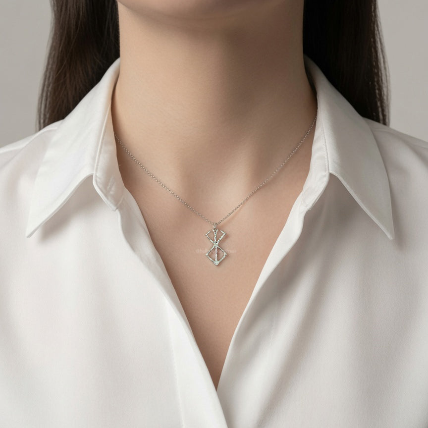 Colgante pequeño de plata en cadena, motivo tipo cruz vertical sobre el cuello