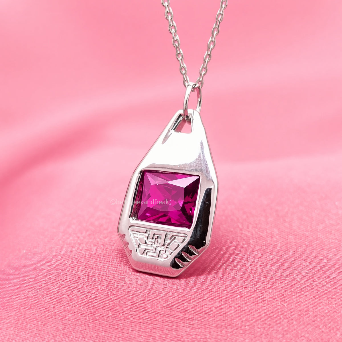 Colgante en gota plateada con cadena y piedra morada