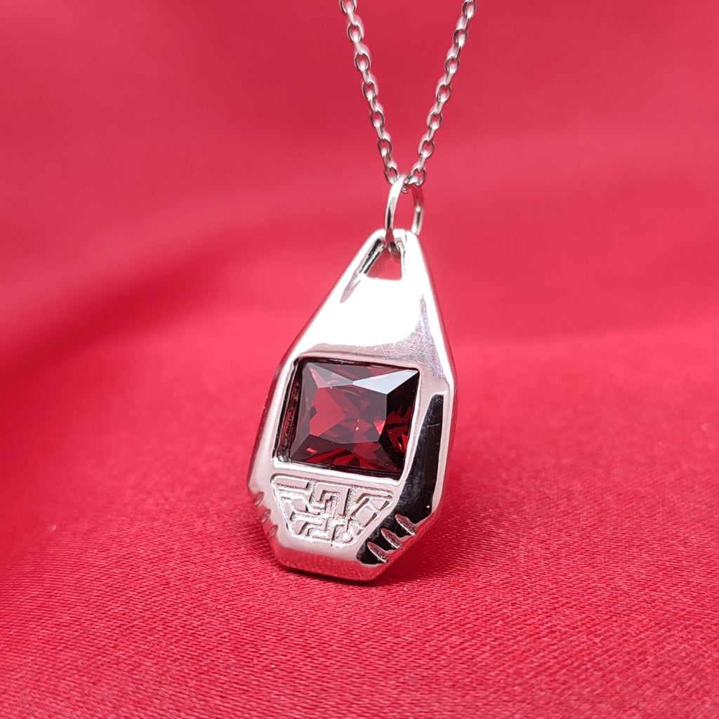 Colgante en forma de gota con cadena plateada y piedra oscura roja