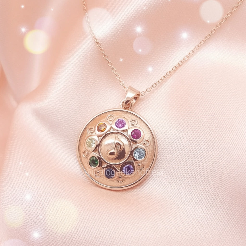 Colgante musical redondo con piedras multicolor y colgante dorado en cadena