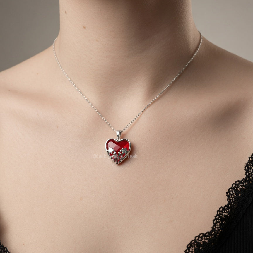 Colgante de corazón Sky con cadena plateada y centro rojo brillante