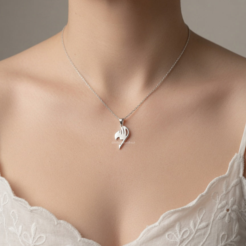 Colgante plateado con figura recortada en forma de cuento de hadas, en collar fino