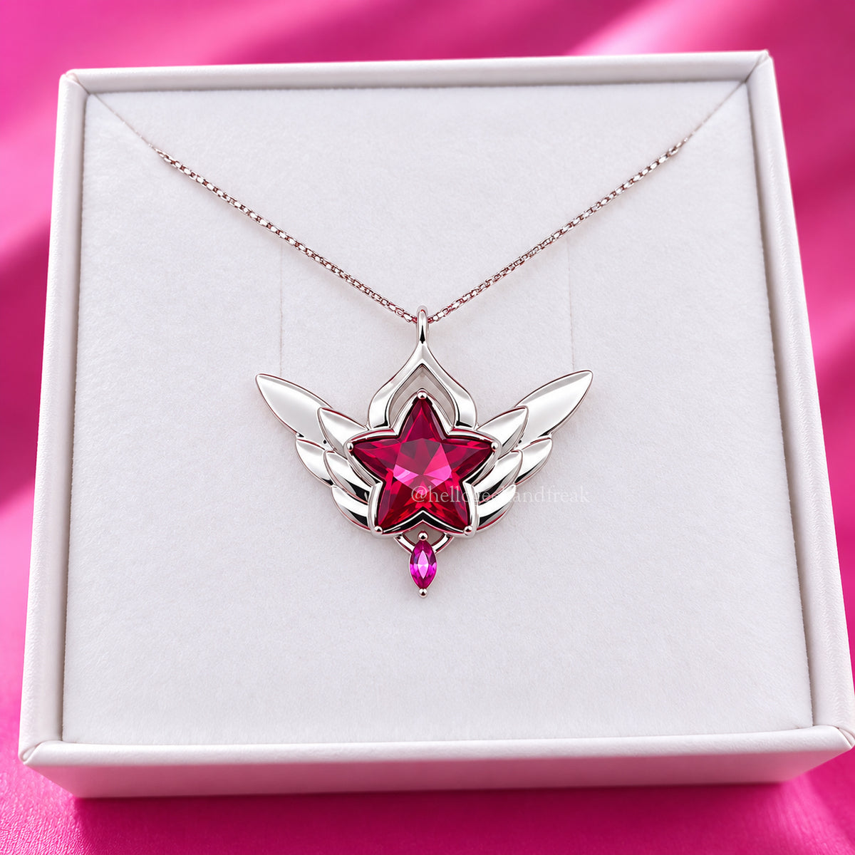 Colgante Guardiana Rosa con dije plateado y gemas roja y morada en forma de alas