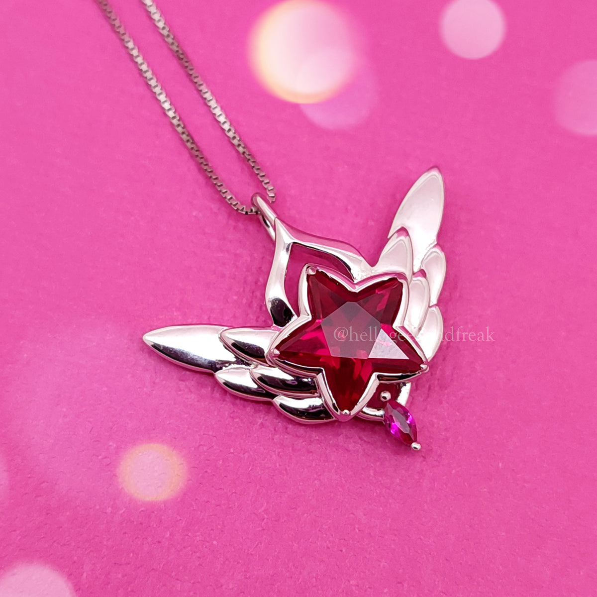 Colgante Guardiana Rosa plateado con dije alado y gema roja con detalle morado