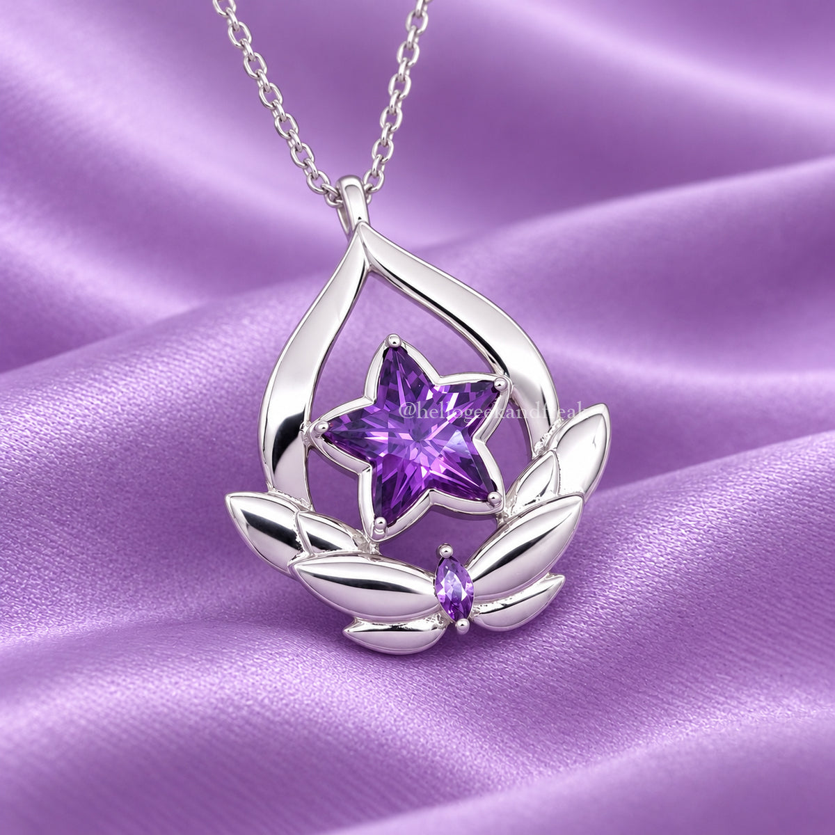 Colgante plateado en forma de lágrima con flor y gemas moradas tipo estrella