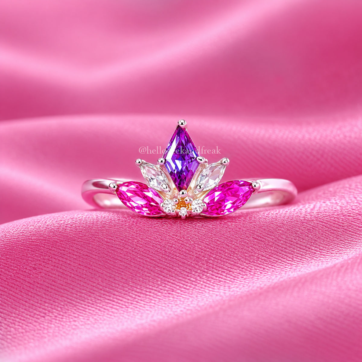 Anillo de plata con flor central morada y pedrería brillante alrededor