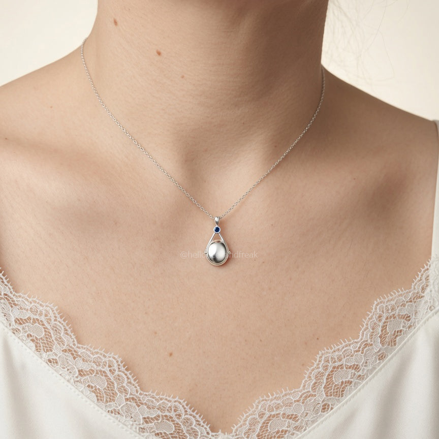 Colgante mini locket plateado con cadena y piedra azul en gota