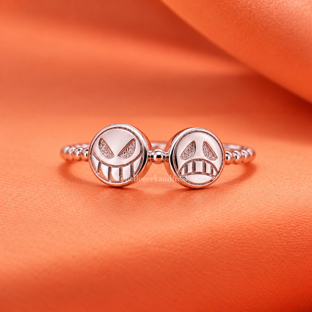 Anillo Feliz y Triste de tono plata, dos caritas con sonrisa y ceño fruncido