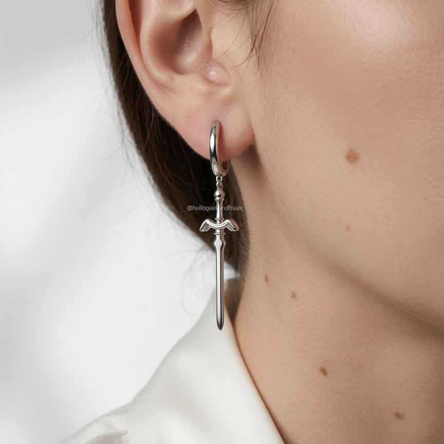 Pendiente de espada plateado en la oreja, aro pequeño y colgante con cruz