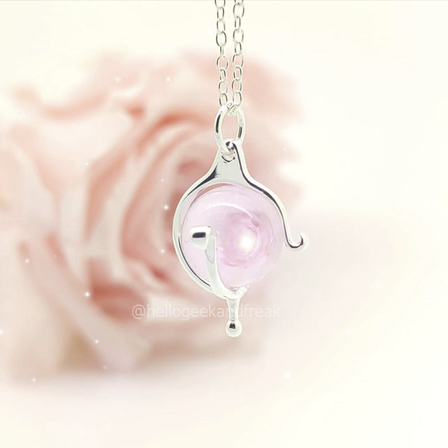 Colgante de péndulo con esfera lila y cadena plateada