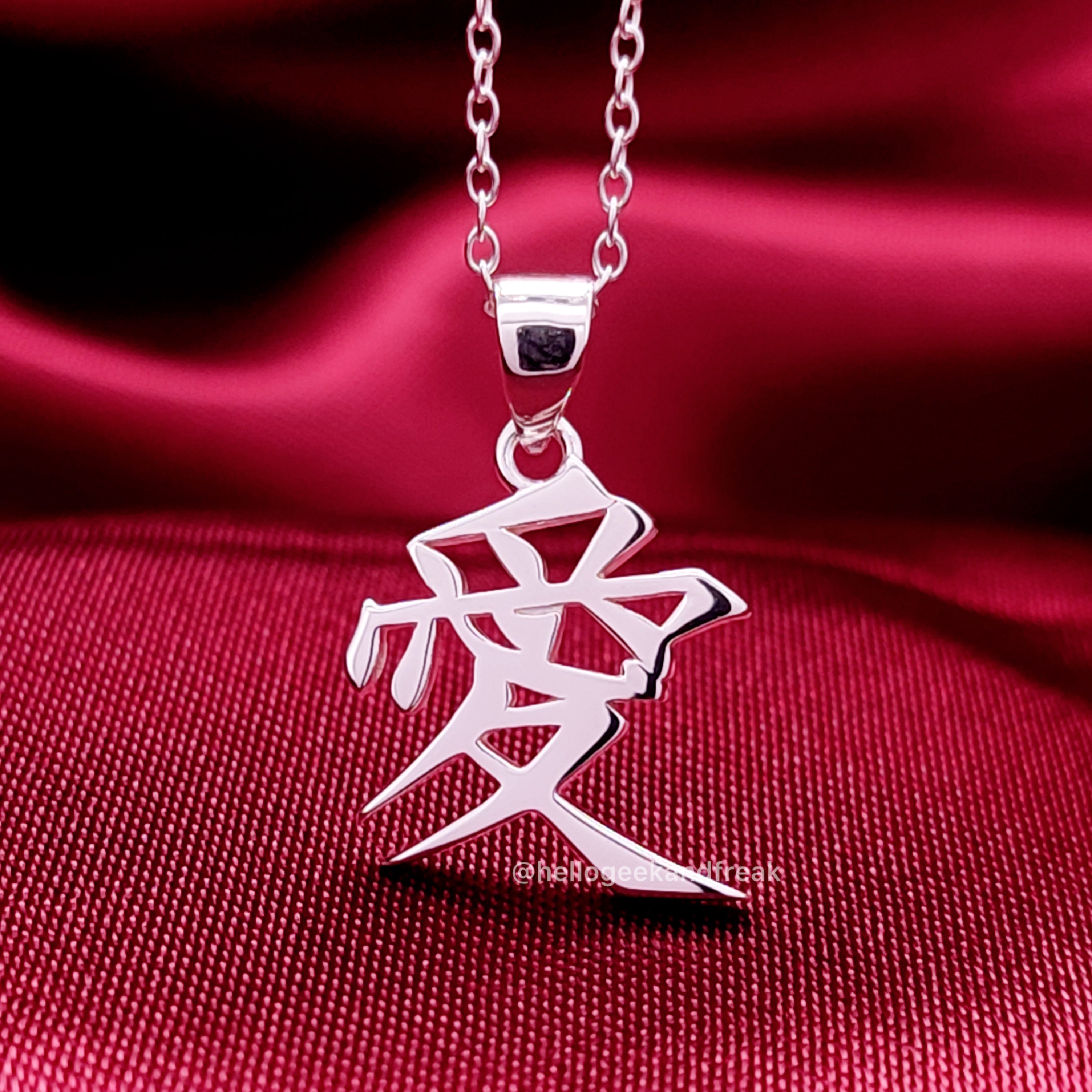 Colgante de plata con cadena y símbolo kanji con forma de amor