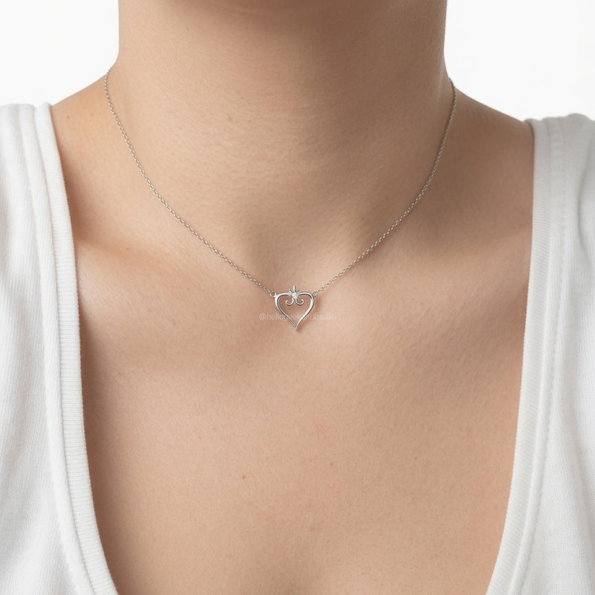 Colgante de corazón plateado con cadena fina en el cuello