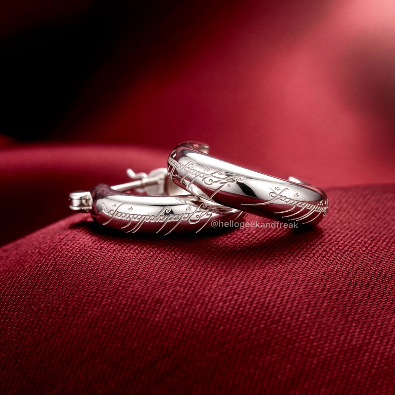 Pendientes anillo plateados con grabado ornamental, cierre de gancho