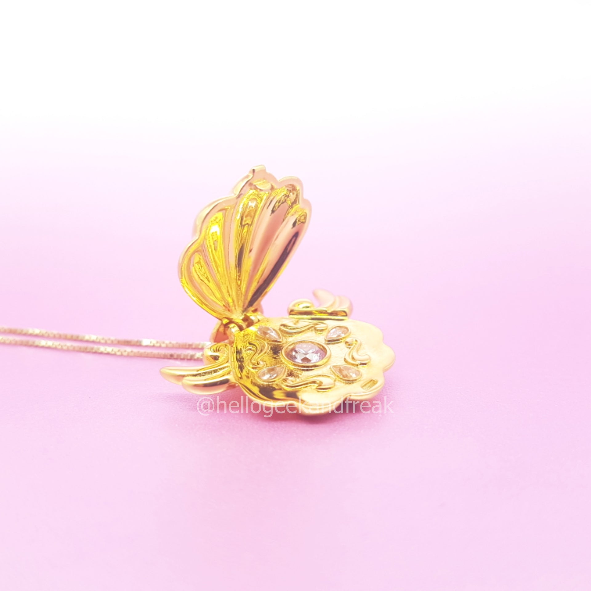 Colgante medallón sirena chapado en oro rosa, con forma de concha y acabado brillante