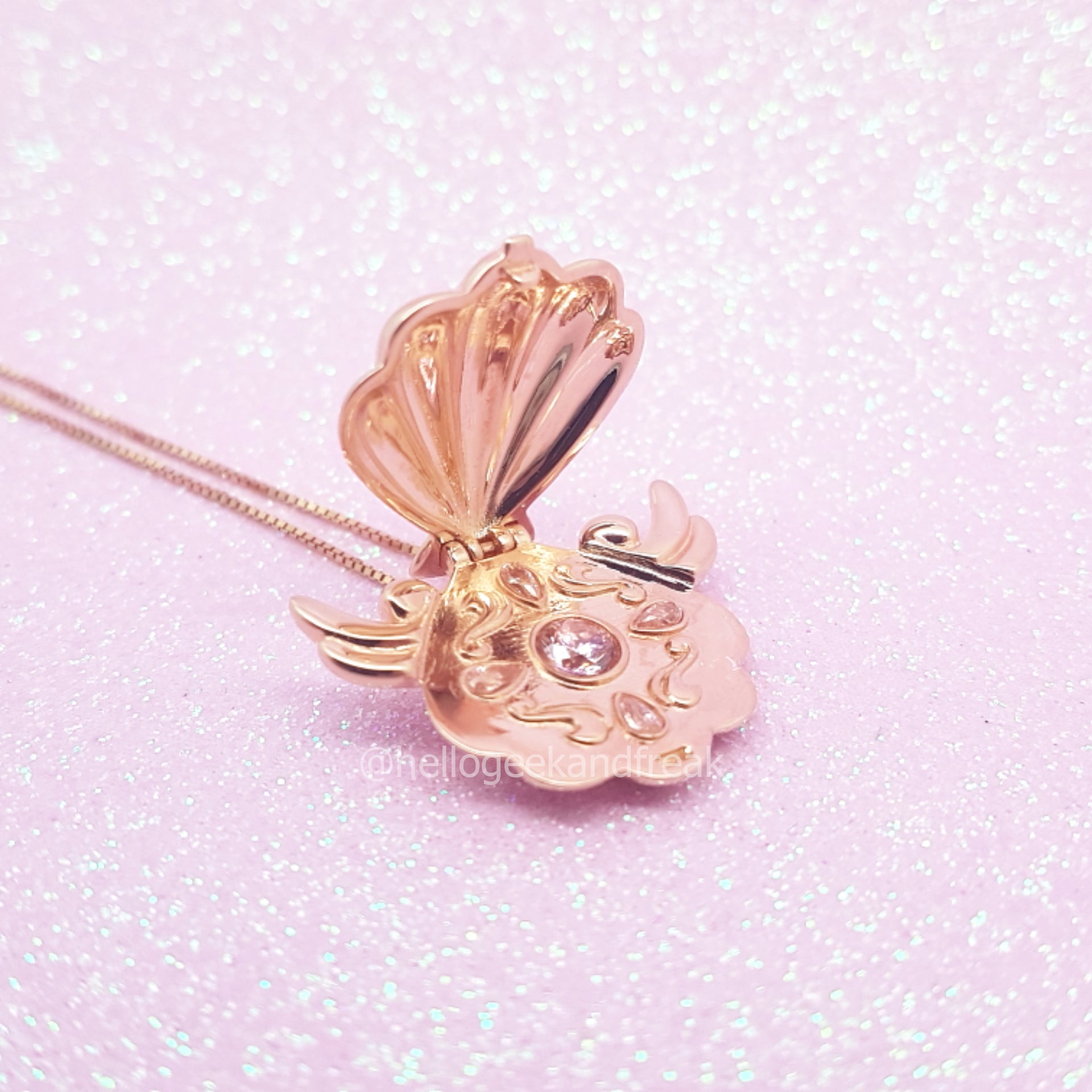 Colgante medallón sirena chapado en oro rosa con cadena fina y piedra circular