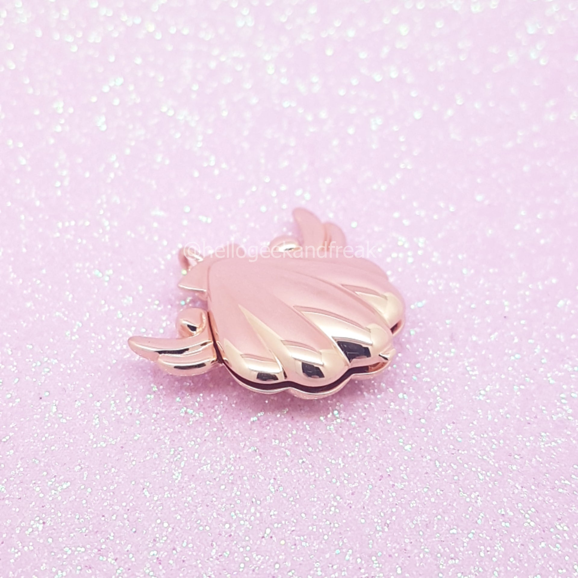 Colgante medallón sirena chapado en oro rosa, con grabado tipo concha y aro