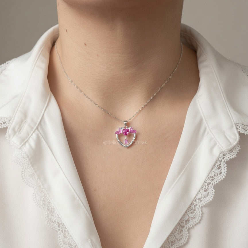 Collar con colgante de corazón rosa con dije Mew color plata