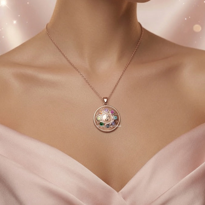 Colgante musical con dije redondo y piedras de colores en collar fino