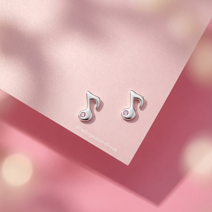 Pendientes de nota musical plateados con cristal rosado en pareja