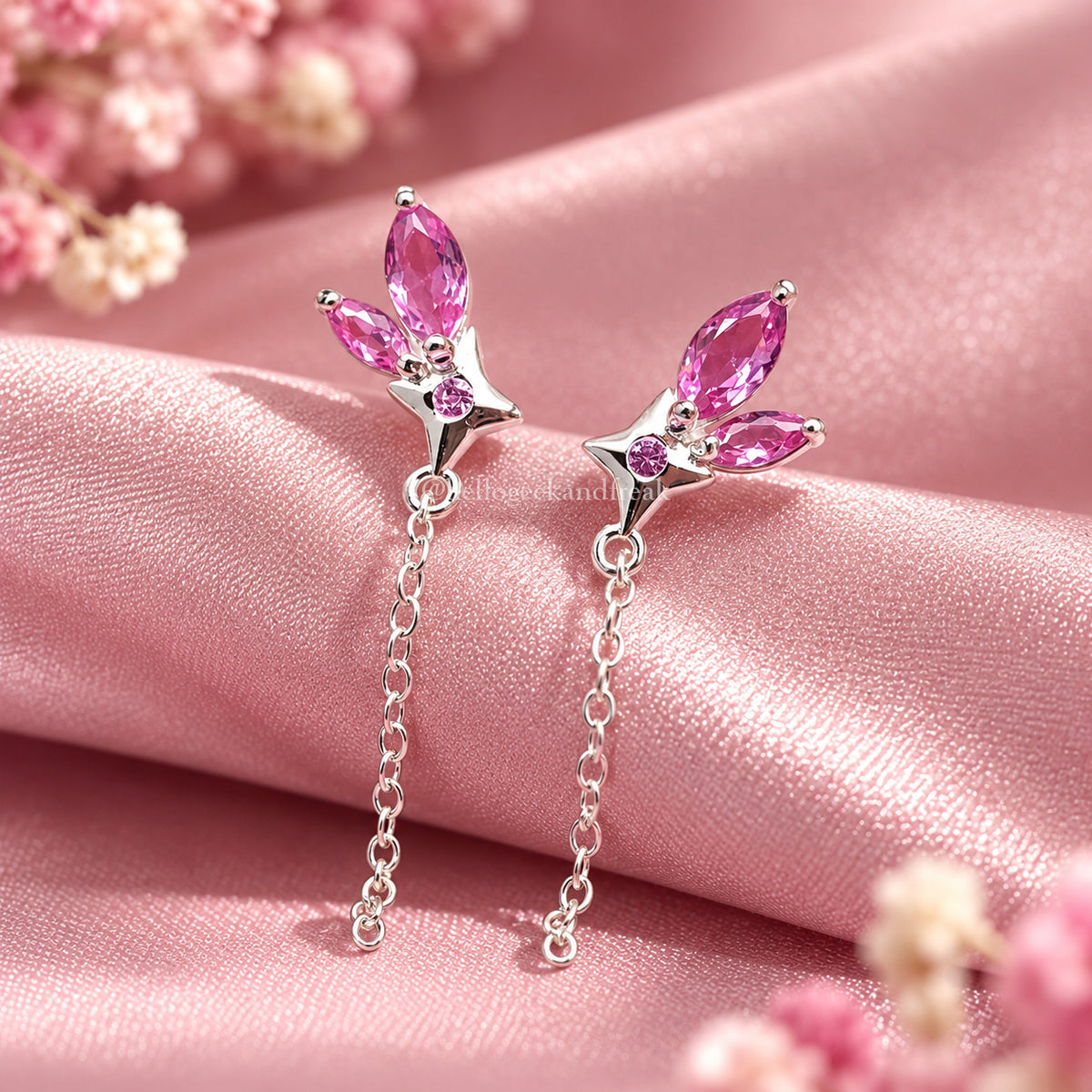 Pendientes colgantes con piedras fucsia en forma de gota y cadena plateada