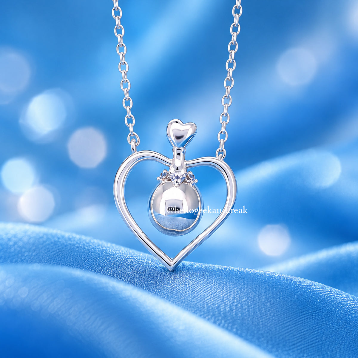 Colgante de corazón plateado con esmalte azul y cadena fina