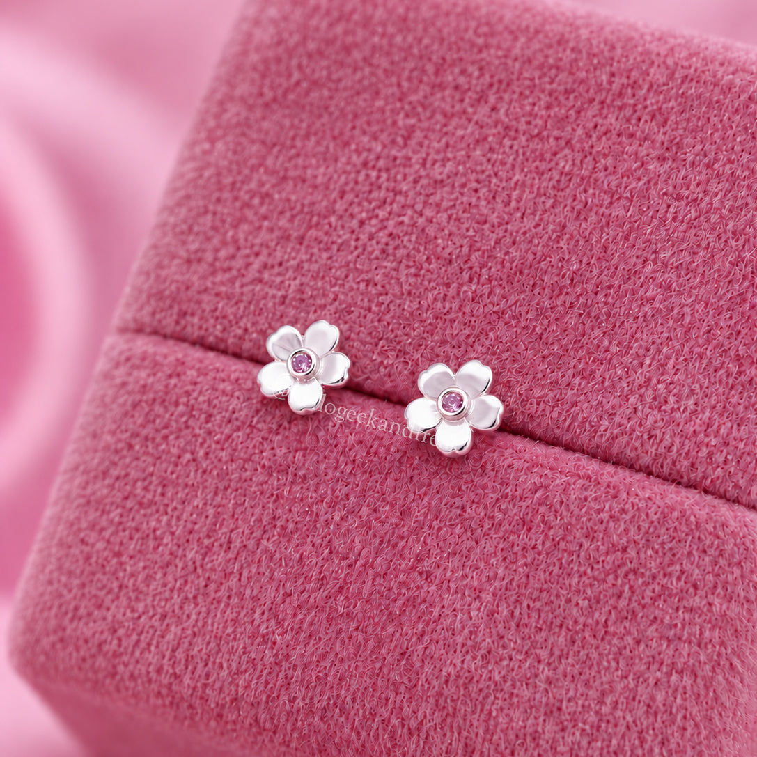 Pendientes de flor de cerezo con pétalos blancos y centro rosa, cierre de botón