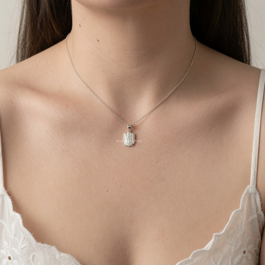 Colgante con dije rectangular plateado y cadena fina